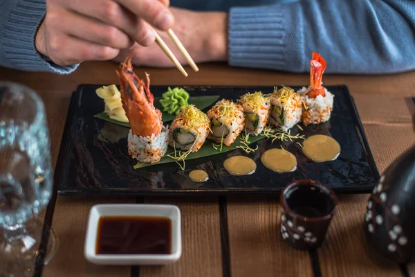 Primer Plano Persona Que Come Rollo Sushi Servido Pizarra Con — Foto de Stock