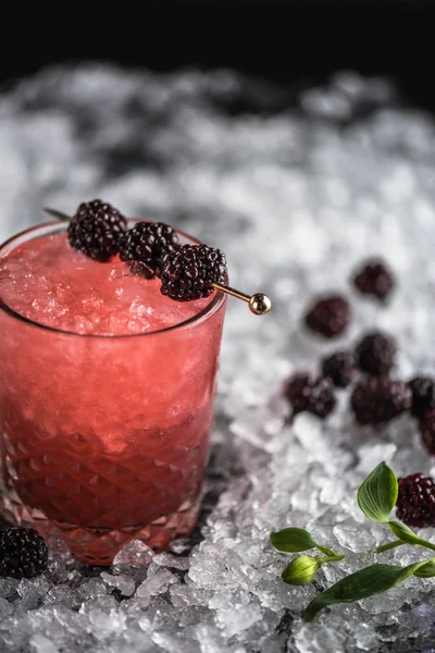 Cocktail Decorado Com Amoras Vidro Fundo Escuro Com Gelo — Fotografia de Stock