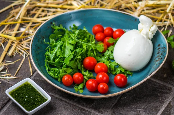 Plato Con Tomates Cherry Frescos Rúcula Queso Mozzarella Sobre Mesa — Foto de Stock