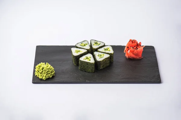 伝統的なグルメ三角寿司生姜と灰色の背景のスレート板でわさび — ストック写真