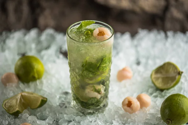 Cocktail Med Lime Litchi Och Blommor Glas Isen Med Ingredienser — Stockfoto