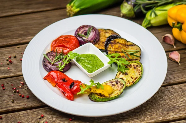 Verduras Orgánicas Parrilla Servidas Plato Blanco Con Salsa Sobre Mesa — Foto de Stock