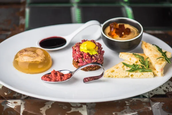 Bandeja Aperitivo Con Sarro Ternera Aspic Tostadas Sobre Fondo Oscuro — Foto de Stock