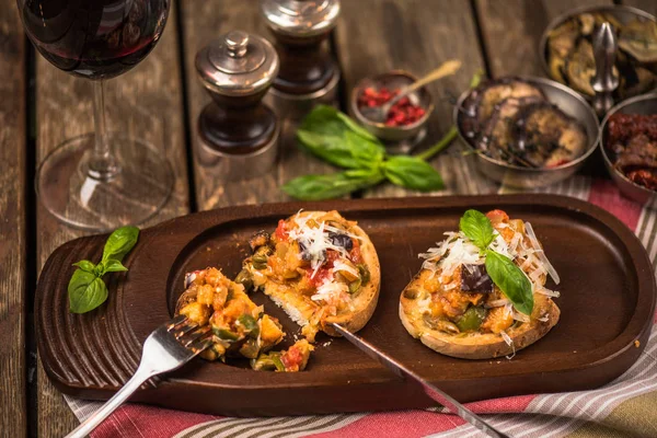 Välsmakande Bruschetta Bricka Träbord — Stockfoto