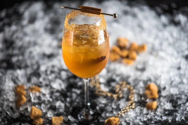 Cocktail Cannelle Verre Sur Fond Sombre Avec Glace — Photo