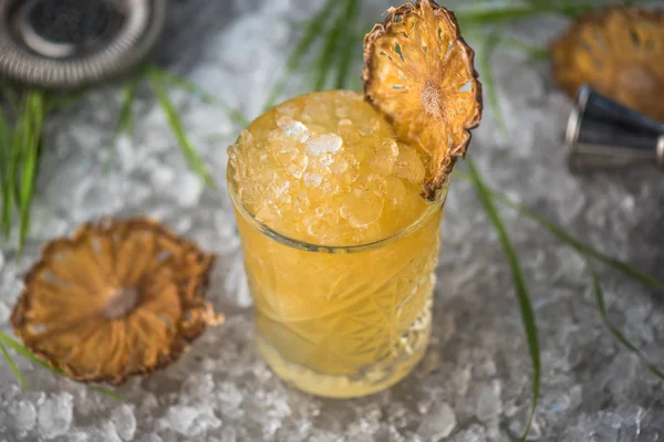 Cocktail Glas Dekorerade Med Torkad Apelsin Kraschade — Stockfoto