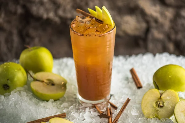 Cocktail Med Äpple Och Kanel Glas Isen Med Ingredienser — Stockfoto