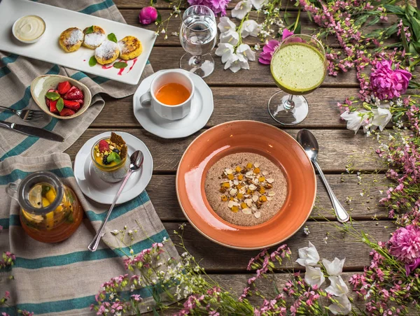 Desayuno Mesa Madera Con Platos Saludables Flores — Foto de Stock