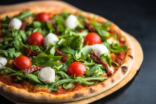 Pizza Świeżymi Pomidorami Rukolą Mozzarellą Ser Drewniane — Zdjęcie stockowe