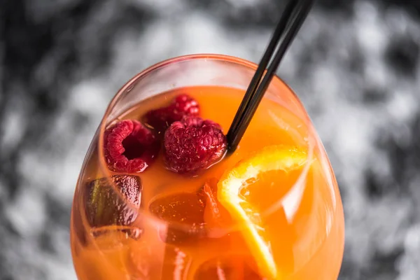 Cóctel Tropical Exótico Vaso Sobre Fondo Oscuro Con Hielo —  Fotos de Stock