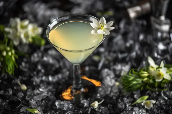 Cocktail Verre Décoré Fleurs Sur Fond Sombre Avec Glace — Photo