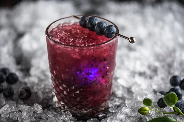 Frischer Cocktail Glas Mit Blaubeeren Auf Stick Auf Dunklem Hintergrund — Stockfoto