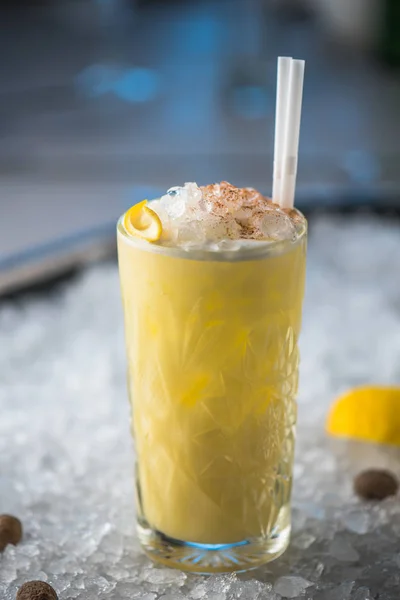 さわやかなレモン氷のグラスでカクテル — ストック写真