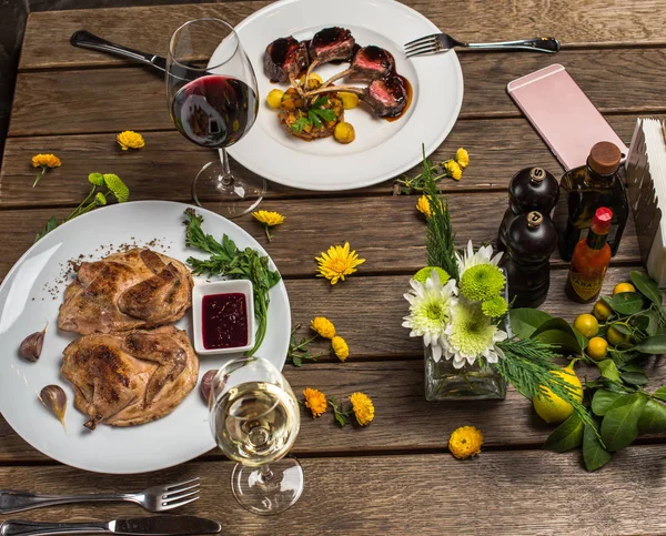 Holztisch Mit Fleischgerichten Auf Weißen Tellern — Stockfoto