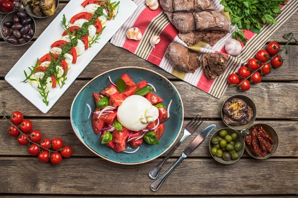 Fräsch Tomatsallad Med Mozzarellaost Skål Och Caprese Sallad Träbord Med — Stockfoto