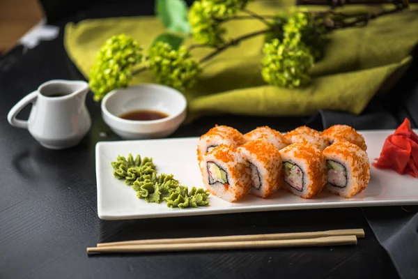 Cocina Japonesa Sushi Con Los Mariscos Plato Blanco Rollo Con — Foto de Stock