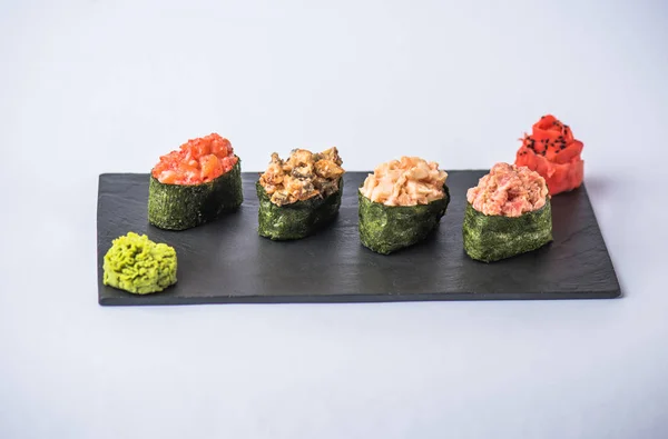 マグロ 灰色の背景のスレート板でわさびのおいしい伝統的な日本の寿司 — ストック写真