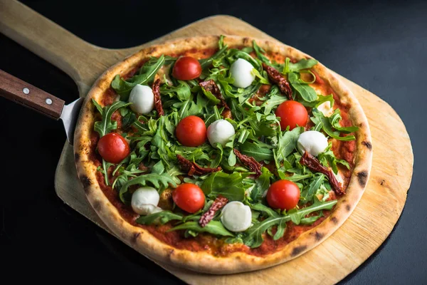 Pizza Świeżymi Pomidorami Rukolą Mozzarellą Ser Drewniane — Zdjęcie stockowe