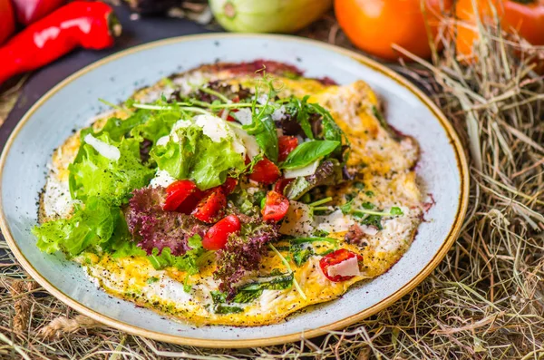 Tortilla Desayuno Con Verduras Frescas Plato Sobre Fondo Rústico — Foto de Stock