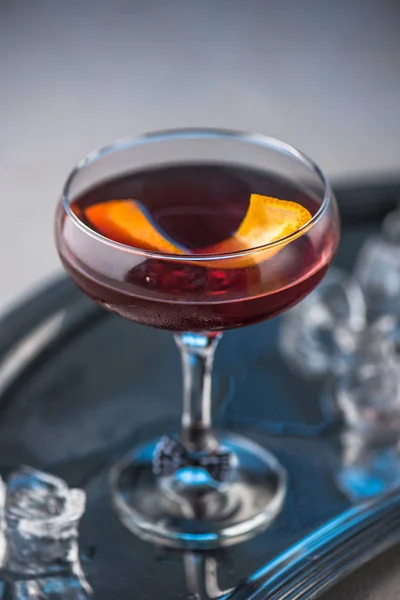 Cocktail Glas Met Oranje Huid Metalen Dienblad Met Ijsblokjes — Stockfoto