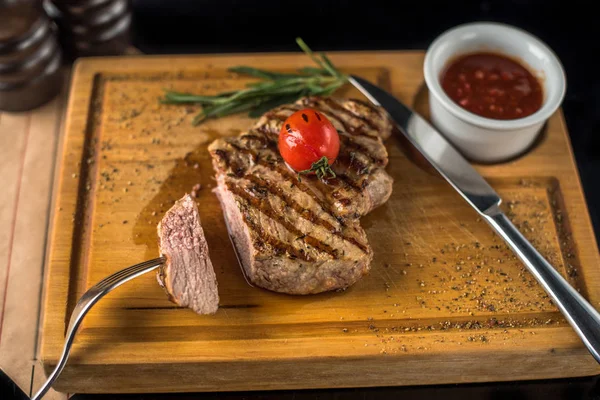 Bistecca Grigliata Servita Tavola Legno Con Salsa — Foto Stock