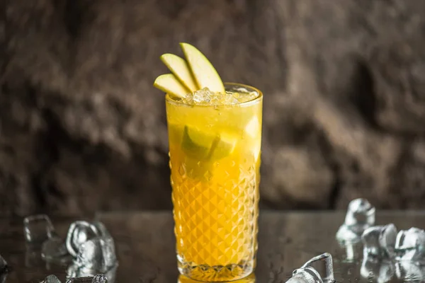 Cocktail Met Apple Glas Donkere Achtergrond — Stockfoto