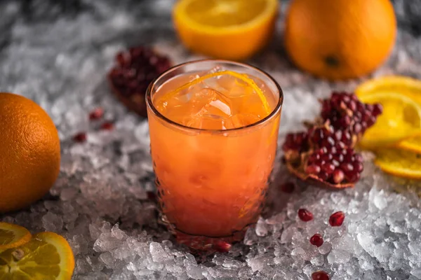 Cóctel Naranja Granada Vaso Sobre Hielo Con Ingredientes — Foto de Stock