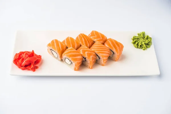 Japán Philadelphia Sushi Tekercs Szolgált Pala Fehér Háttér — Stock Fotó