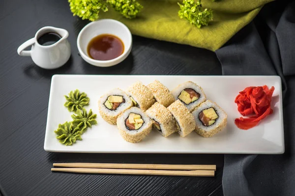 Część Roll Sushi Tradycyjne Japońskie Serwowane Czarnej Płycie — Zdjęcie stockowe