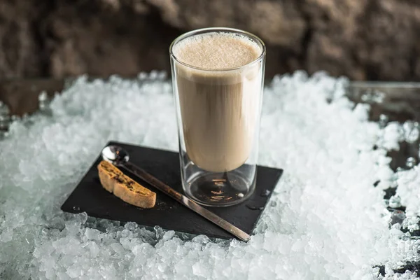 Frappe Kaffeegetränk Glas Serviert Schiefer Mit Biscotti Auf Eis — Stockfoto