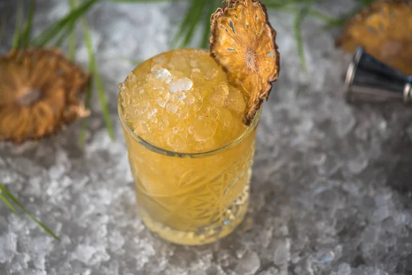 Cocktail Glas Dekorerade Med Torkad Apelsin Kraschade — Stockfoto