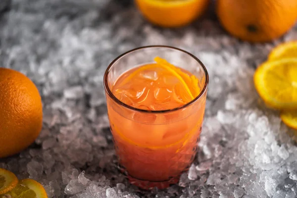 Cóctel Naranja Vaso Sobre Hielo Con Ingredientes — Foto de Stock
