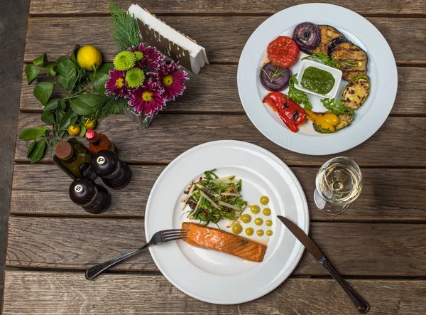 Abendessen Mit Lachs Salat Und Gegrilltem Gemüse Auf Tellern Auf — Stockfoto