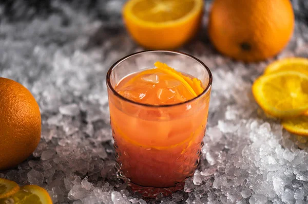 Cóctel Naranja Vaso Sobre Hielo Con Ingredientes — Foto de Stock