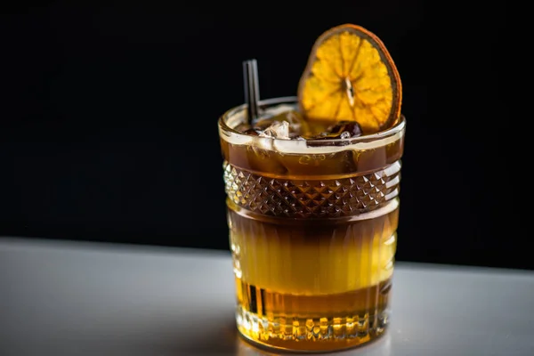 暗い背景にオレンジ スライスをグラスでカクテル — ストック写真