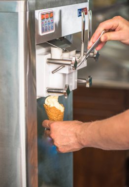 insan elleri makinesi ile waffle koni dondurma koyarak