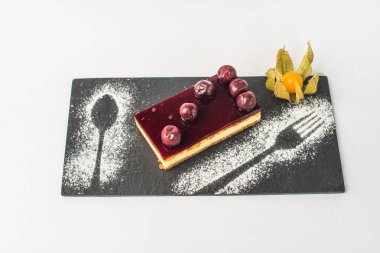 Çocuk oyuncağı physalis beyaz arka plan üzerinde ile kayrak berry jöle kaplı