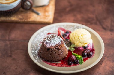 Tatlı dondurma ile. Çikolatalı kek