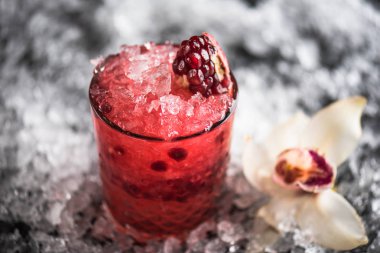 Kokteyl cam buz ile koyu arka plan üzerine Narlı