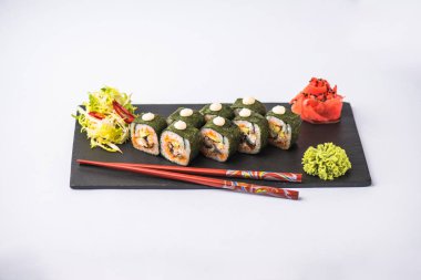 Japon suşi roll kayrak beyaz arka plan üzerinde yılları arasında görev yapmıştır