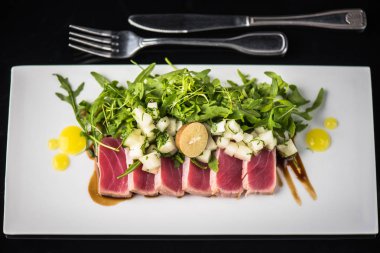 Sebze salatası beyaz tepside servis ile ton balığı taze dilimlenmiş