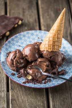 Çikolatalı dondurma topları desen ahşap masa üzerinde gözleme koni ile tabakta