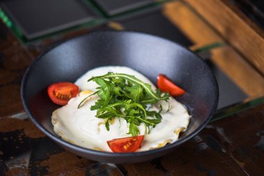 İtalyan makarna krema sos, roka ve kase taze domates ile