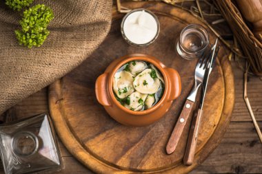 Ahşap tahta üzerinde tencerede servis haşlanmış et köfte