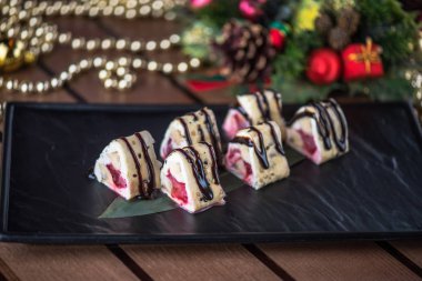 Siyah tabakta Japon tatlı suşi roll