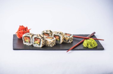 Japon california roll kayrak beyaz arka plan üzerinde yılları arasında görev yapmıştır