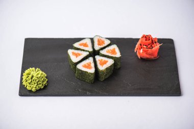 Japon basit suşi rulo kayrak beyaz zemin üzerine somon ile