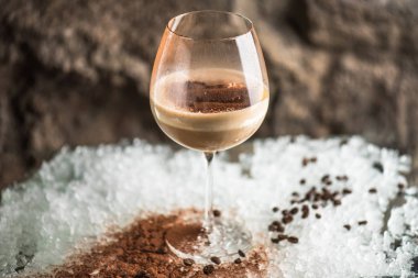 Kahve kokteyl cam buz ile bulanık arka plan üzerinde