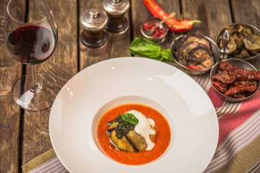 Beyaz ahşap masa tabakta servis patlıcan Gazpacho çorbası