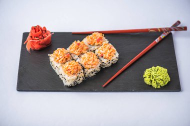 Japon suşi roll kayrak beyaz arka plan üzerinde yılları arasında görev yapmıştır